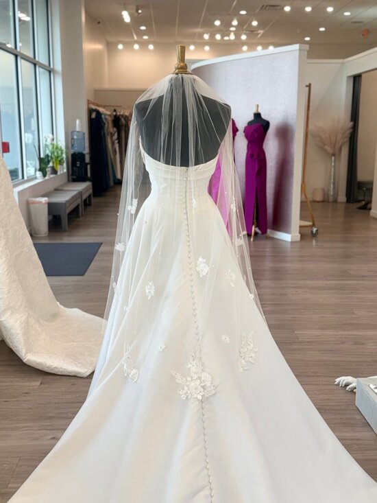 Floral Lace and Pearl Veil main image 9